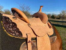 Load image into Gallery viewer, Punchy Rose Bullseye Saddle